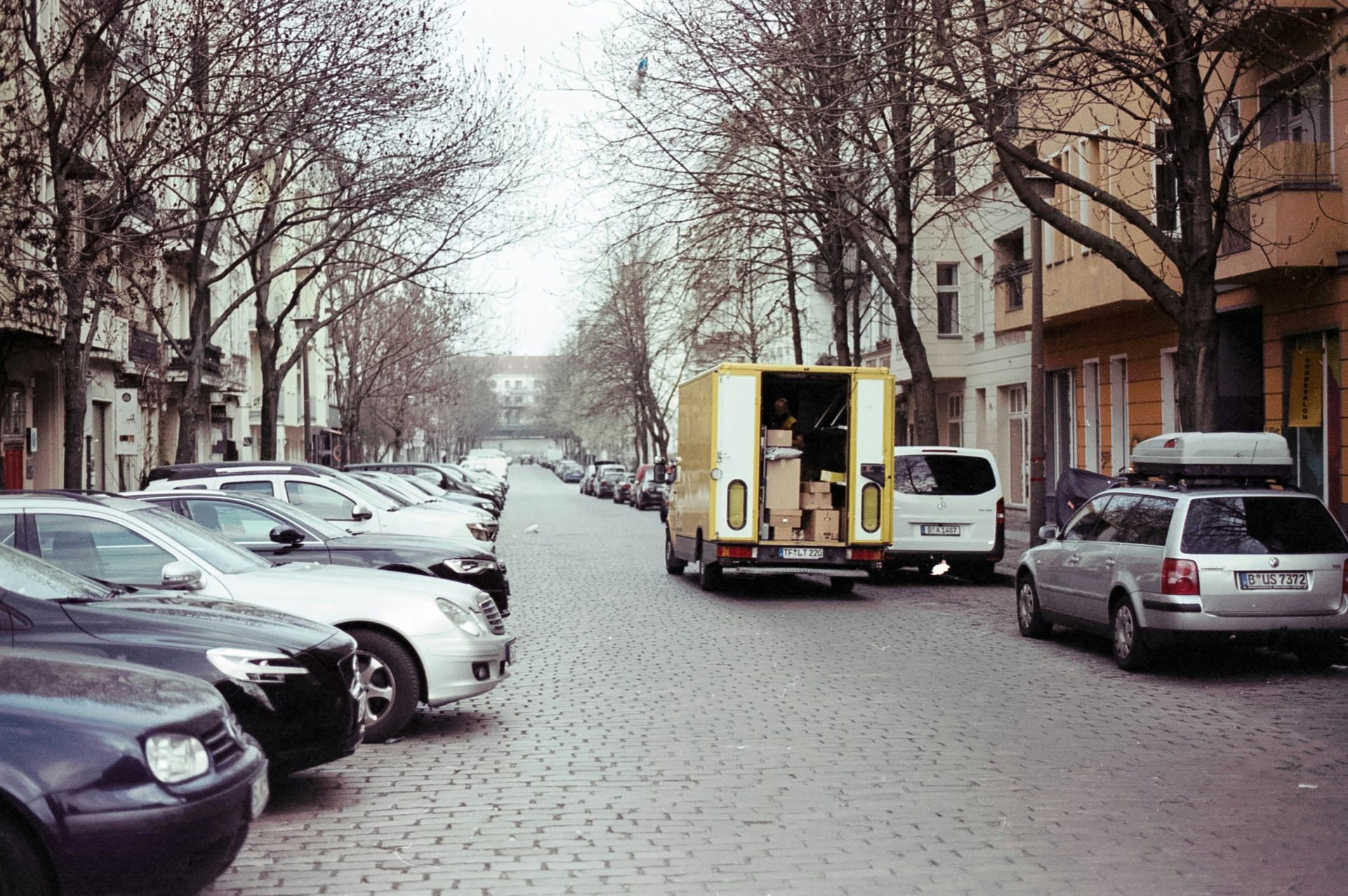 Ein Lastwagen steht am Straßenrand geparkt.