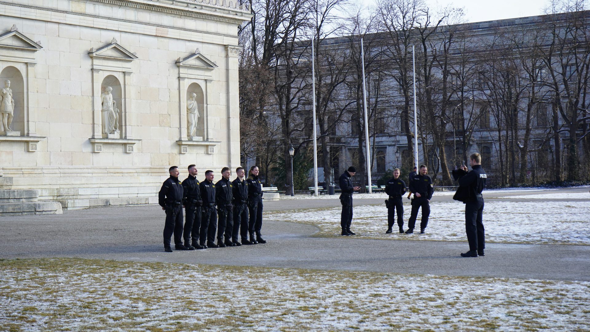 Soldaten salutieren im Freien in der Nähe eines Gebäudes.